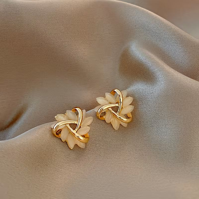 Elegantes aretes de jade con pétalos franceses, hechos con aleación y con gemas sintéticas