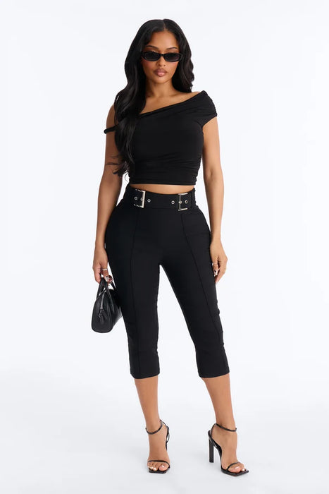 FASHIONNOVA Pantalón capri ajustado de talle alto con hebilla Makayla de 19 pulgadas
