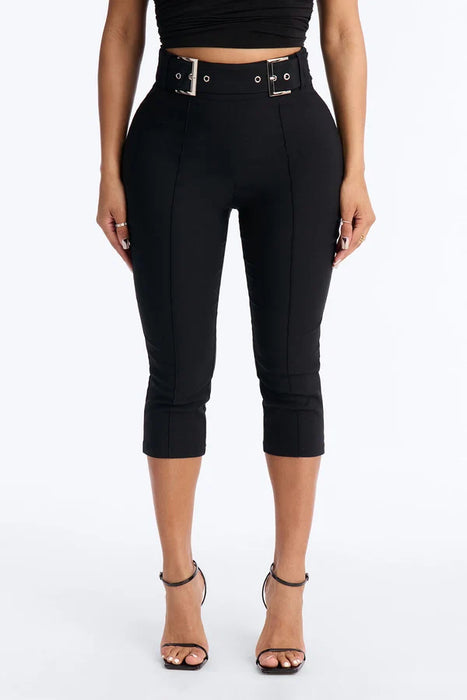 FASHIONNOVA Pantalón capri ajustado de talle alto con hebilla Makayla de 19 pulgadas