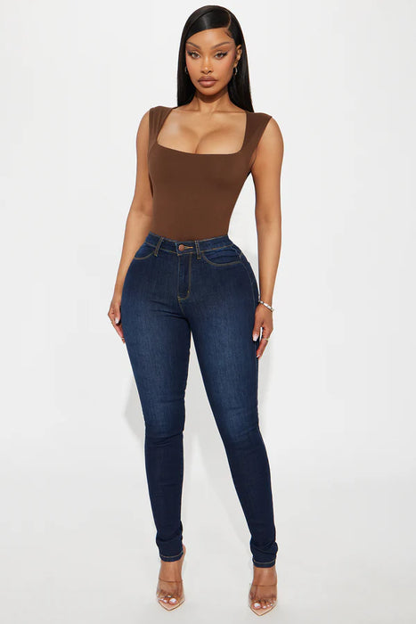 Fashion Nova Vaqueros ajustados de tiro alto y realce de glúteos Classic Charmer, Denim oscuro
