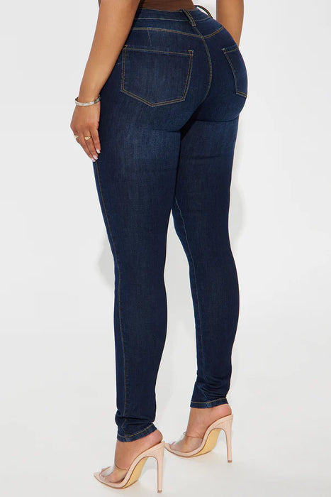 Fashion Nova Vaqueros ajustados de tiro alto y realce de glúteos Classic Charmer, Denim oscuro