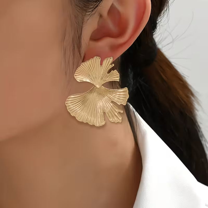 SHEIN 1 Par de Pendientes de Hoja Arrugada de Tono Dorado para Mujeres - Diseño Elegante