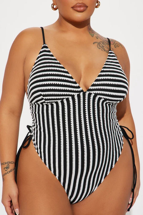 FASHIONNOVA Traje de baño de una pieza texturizado estilo Summer Chic