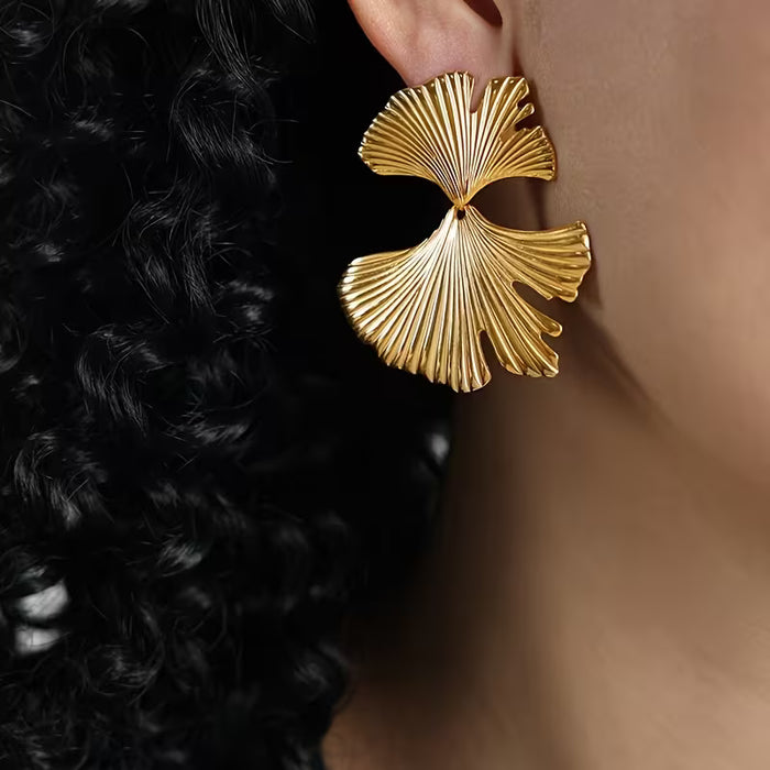 SHEIN 1 Par de Pendientes de Hoja Arrugada de Tono Dorado para Mujeres - Diseño Elegante