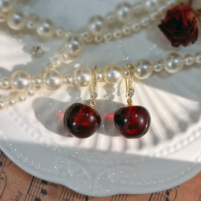 Un Par de Aretes de Gota de Vidrio con Diseño de Cereza