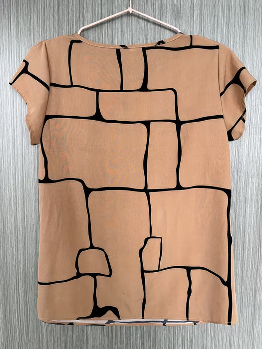 Top casual de manga corta con cuello redondo y estampado de rayas