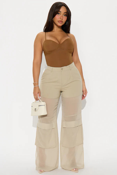 FASHIONNOVA Pantalón Lourdes de pierna ancha transparente de 32″ - Piedra