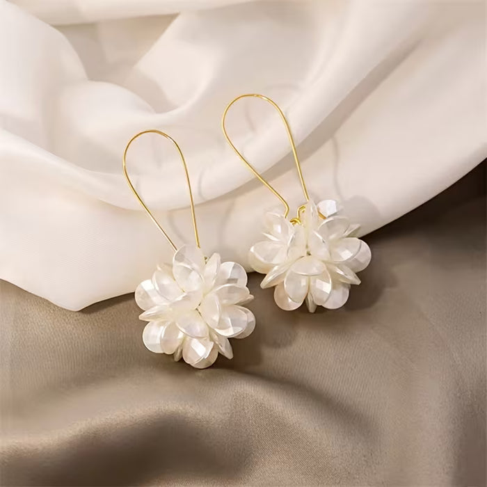 Pendientes largos de bola floral con diseño exagerado para mujer