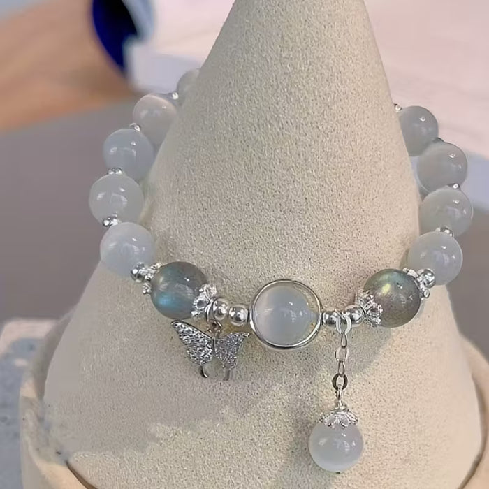 Un encantador brazalete con colgante de mariposa y cuentas, cuentas de ojo de gato
