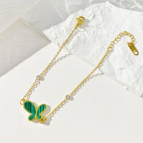 Pulsera de eslabones con diseño de mariposa en color verde y tono dorado para mujer