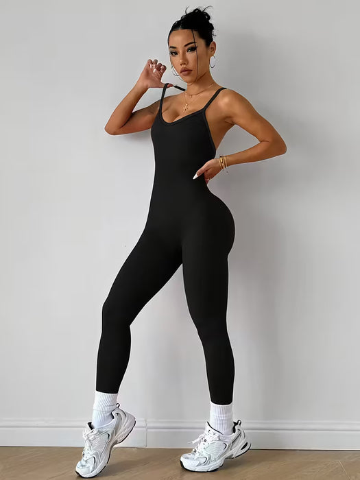 Un mono de yoga fitness sin espalda, con un diseño de tirantes cruzados
