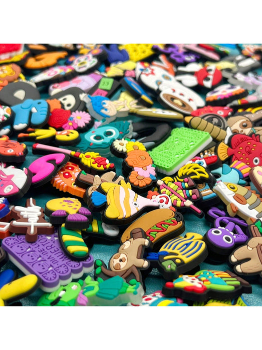 SHEIN 50 piezas aleatorias de dijes, colgantes, botones y pasadores decorativos
