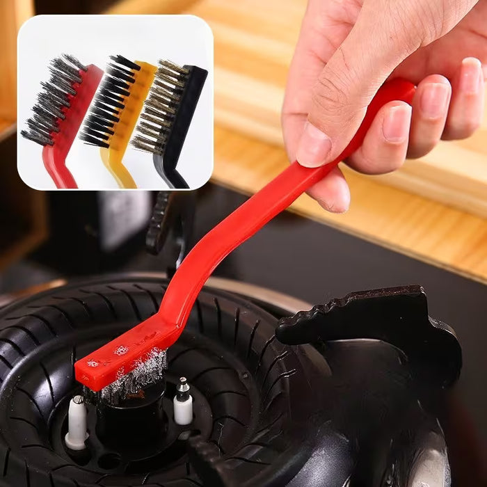 Un cepillo de alambre para limpiar estufas y eliminar manchas de grasa, junto con varios cepillos de limpieza