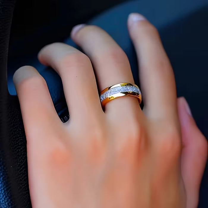 Un elegante anillo unisex de acero inoxidable dorado