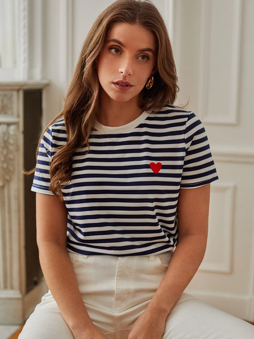 SHEIN Frenchy Camiseta de verano con estampado de rayas y bordado de corazón