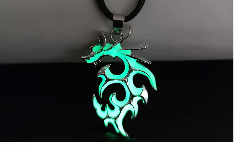 Collar con colgante de dragón que brilla en la oscuridad para hombres