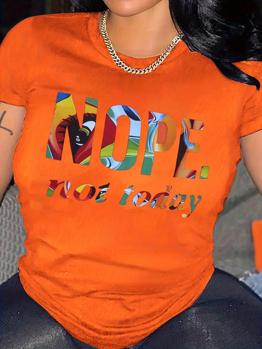 Camiseta con estampado de letras y colores llamativos