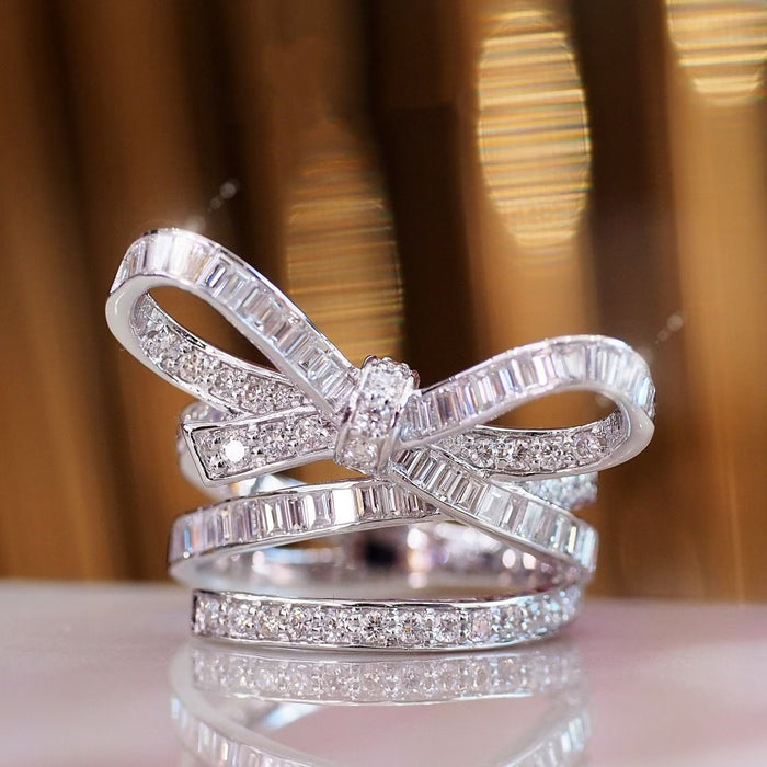 Anillo de Zirconia Sintética Cúbica con Forma de Lazo Hermoso