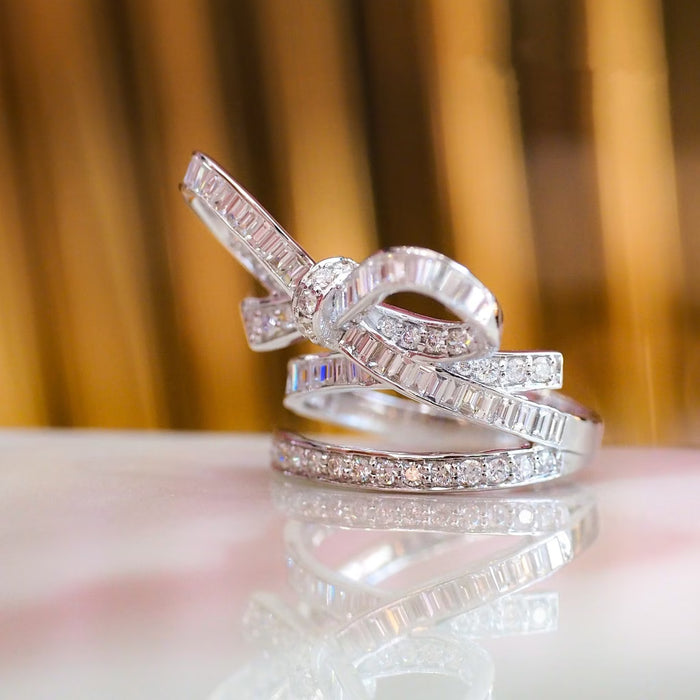 Anillo de Zirconia Sintética Cúbica con Forma de Lazo Hermoso