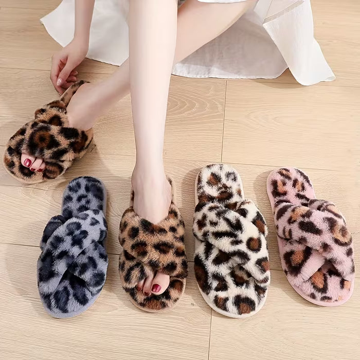 Pantufla de felpa para mujer con estampado de leopardo y tira cruzada en el tobillo
