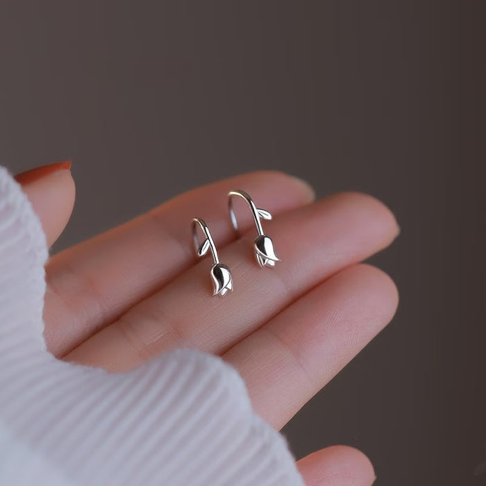 Elegantes y artísticos aretes con forma de tulipán, adiciones florales versátiles