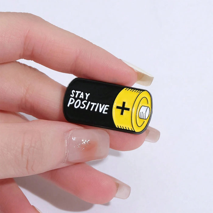 Shein 1 Pieza Broche En Forma De Batería Con Mensaje "mantén Una Actitud Positiva"