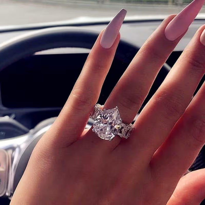 Un anillo de aleación plateada elegante y lujoso adornado con piedras de zircónia falsas