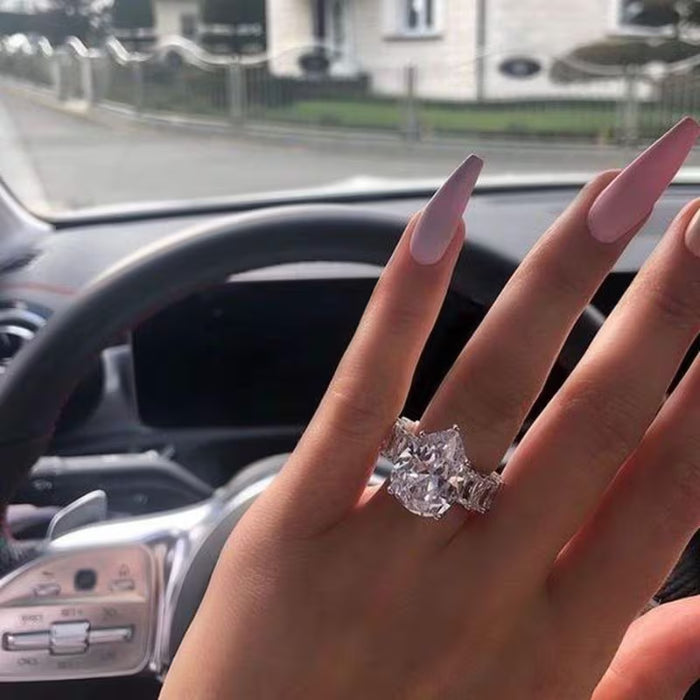 Un anillo de aleación plateada elegante y lujoso adornado con piedras de zircónia falsas