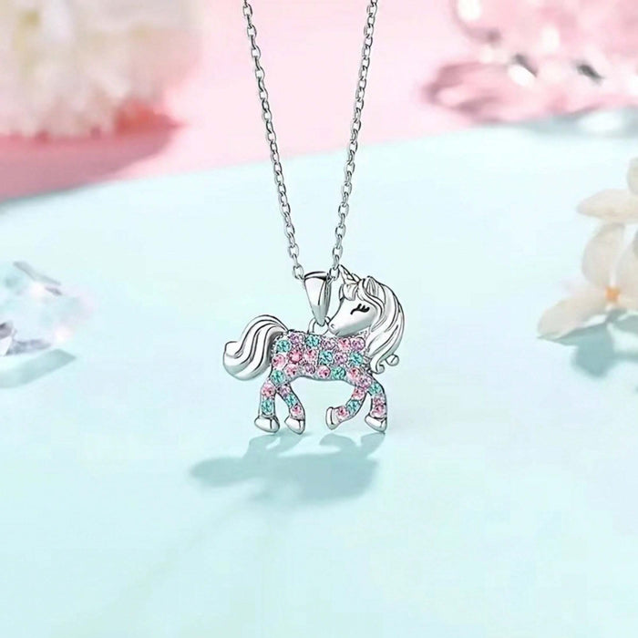 Collar de colgante unicornio con decoración de diamantes