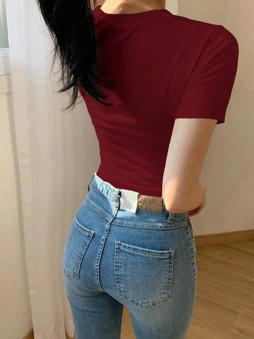 Shein DAZY Camiseta de cuello redondo y manga corta con ajuste entallado para mujer