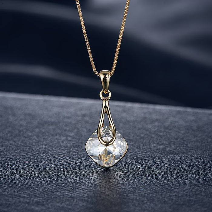 Un collar y un par de aretes, un set de regalo personalizado para el Día de la Madre con joyería cuadrada de vidrio