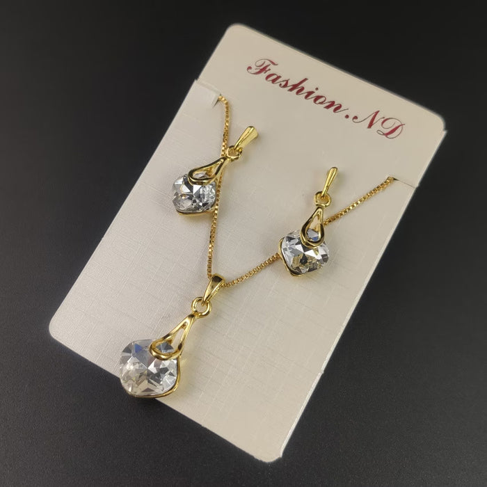 Un collar y un par de aretes, un set de regalo personalizado para el Día de la Madre con joyería cuadrada de vidrio