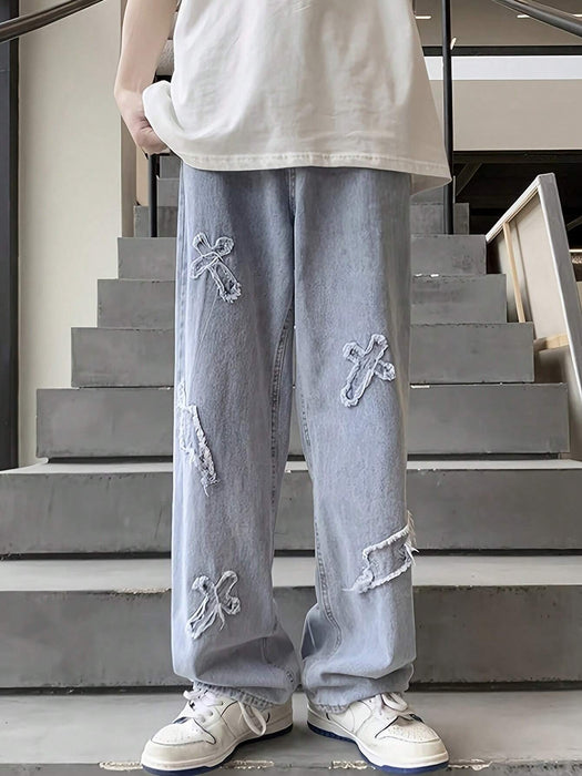 SHEIN Pantalones vaqueros de mezclilla azul claro para hombre, estilo emo con bordado de rayo y cruz