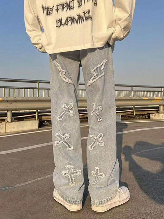 SHEIN Pantalones vaqueros de mezclilla azul claro para hombre, estilo emo con bordado de rayo y cruz