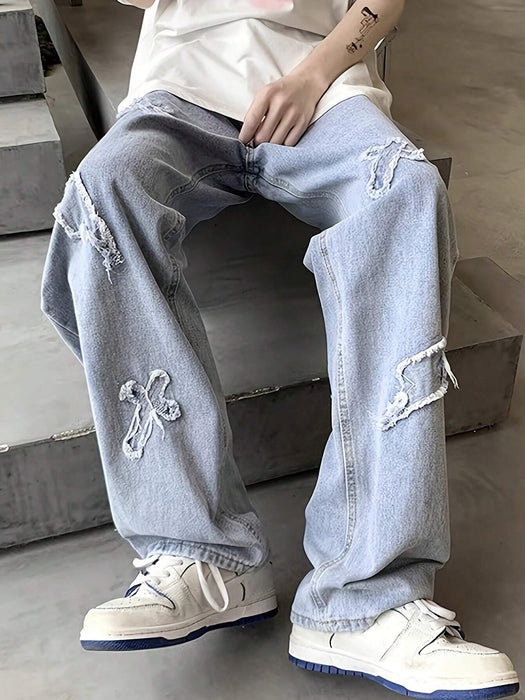 SHEIN Pantalones vaqueros de mezclilla azul claro para hombre, estilo emo con bordado de rayo y cruz