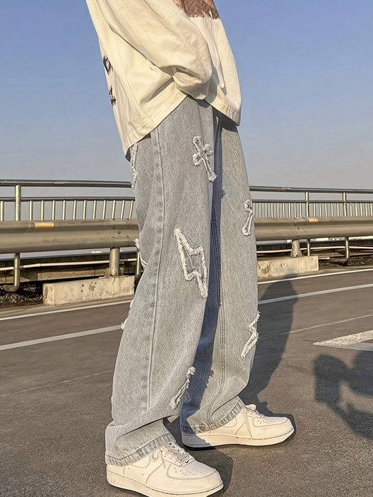 SHEIN Pantalones vaqueros de mezclilla azul claro para hombre, estilo emo con bordado de rayo y cruz