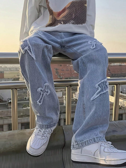 SHEIN Pantalones vaqueros de mezclilla azul claro para hombre, estilo emo con bordado de rayo y cruz