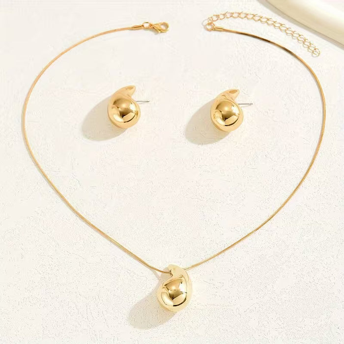 Conjunto de joyería de inspiración bohemio que incluye un collar de lágrima y aretes a juego