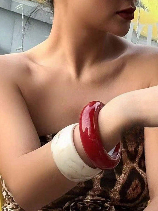 SHEIN Set de 2 pulsera de resina, brazalete rojo, blanco y dorado brillante