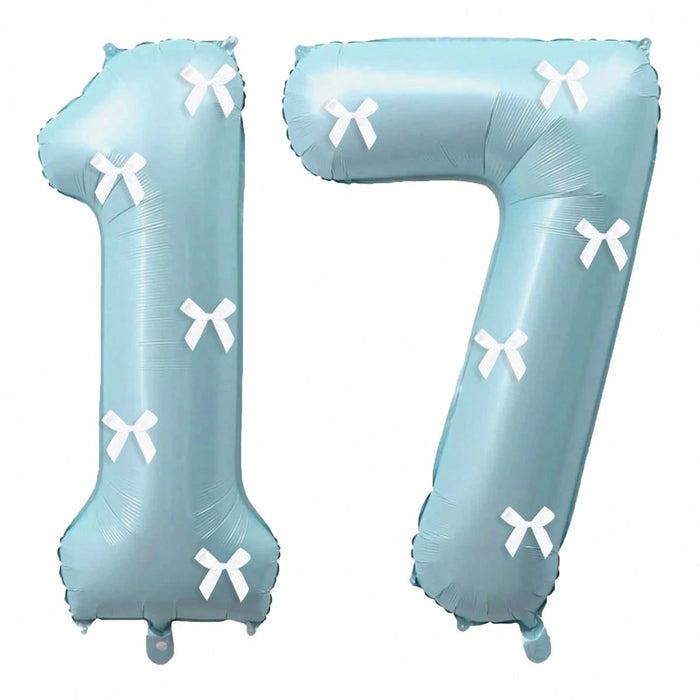 Globos de números azul claro con decoración de lazo blanco