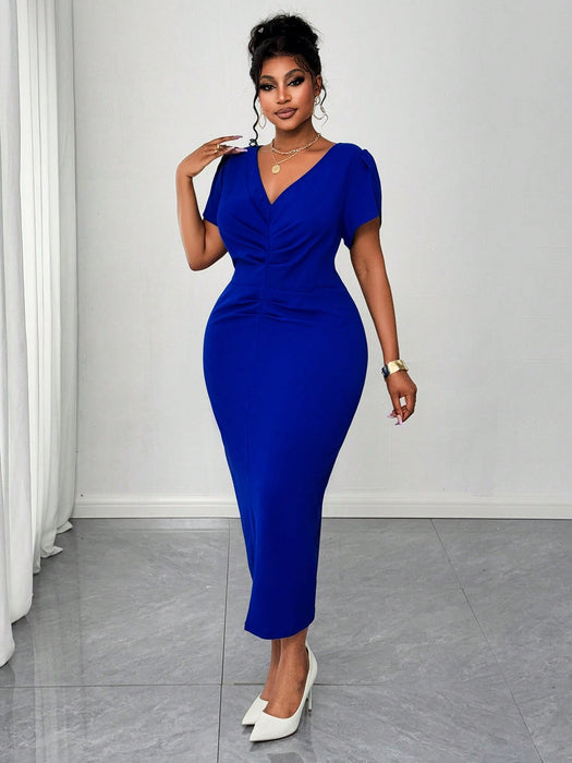 SHEIN Maweii Vestido corto ajustado de manga corta con cuello en V para mujer de tallas grandes