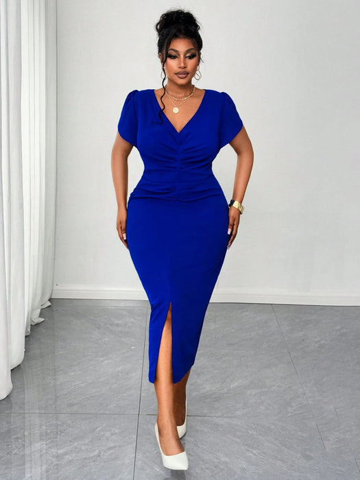 SHEIN Maweii Vestido corto ajustado de manga corta con cuello en V para mujer de tallas grandes