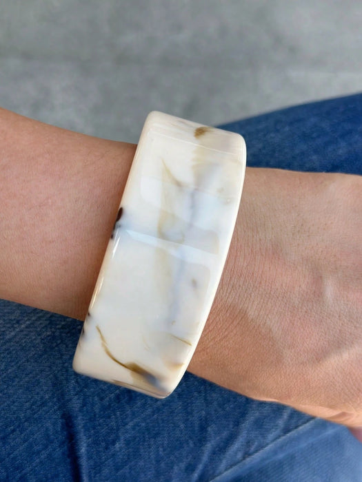 SHEIN Set de 2 pulsera de resina, brazalete rojo, blanco y dorado brillante