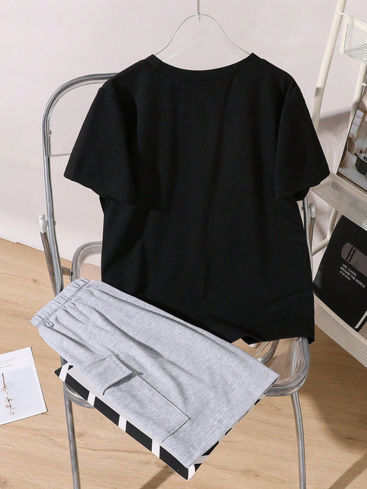 Shein Conjunto de camiseta de manga corta con cuello redondo y pantalón corto para niños preadolescentes con estampado gráfico de coches