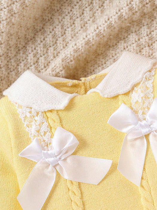 SHEIN Conjunto de top de manga larga con cuello y adorno de moño, y pantalones para bebé