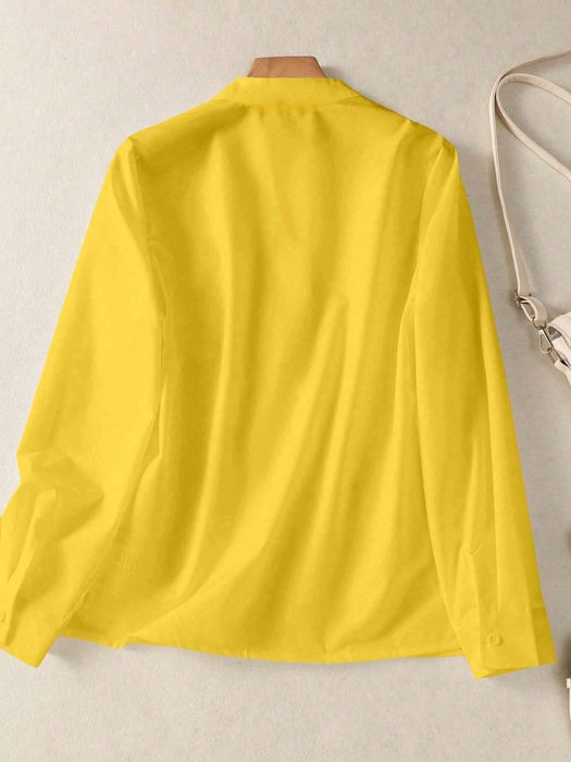 SHEIN Camisa casual de manga larga con estampado ecuestre sólido y bolsillo para mujer