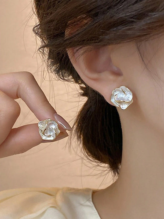 1 par de pendientes de flor de camelia blanca, diseño ligero y lujoso
