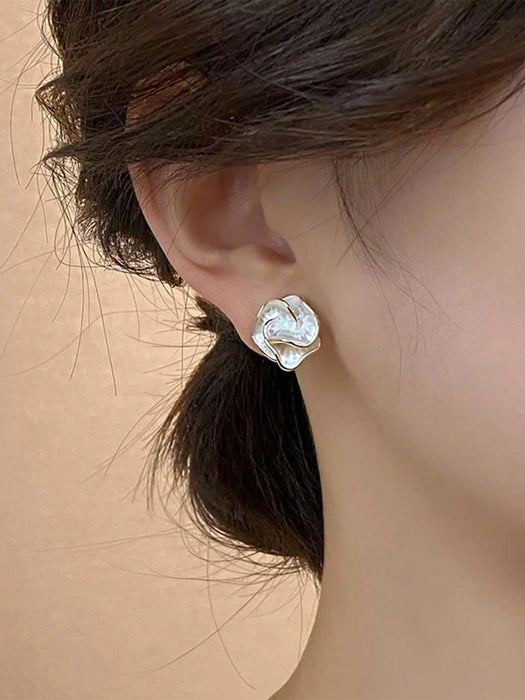 1 par de pendientes de flor de camelia blanca, diseño ligero y lujoso