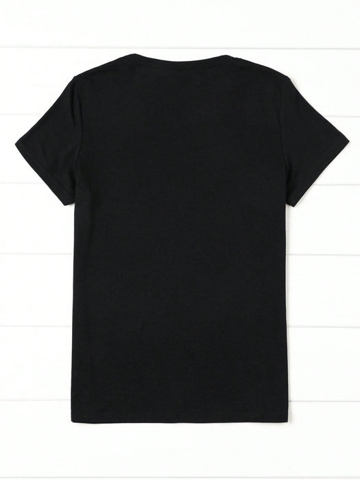 Camiseta informal de manga corta con cuello redondo y estampado de labios rojos.