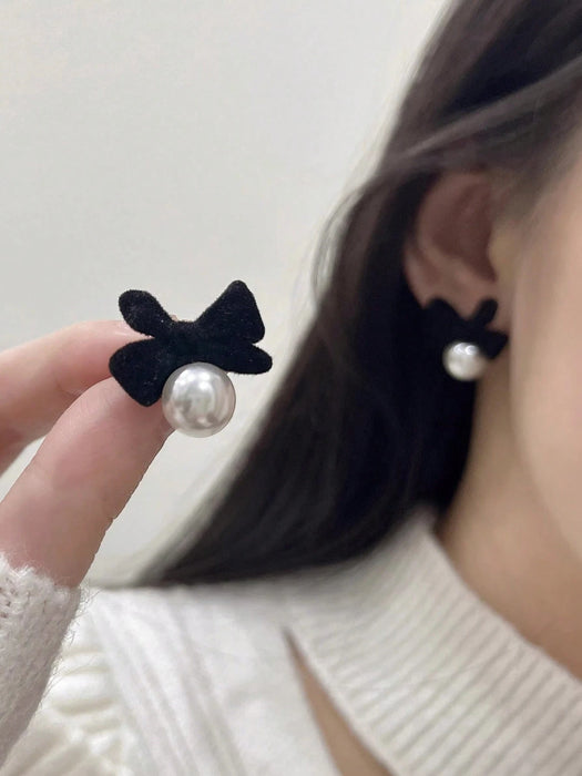 1 par de elegantes pendientes de perlas con lazo de terciopelo negro